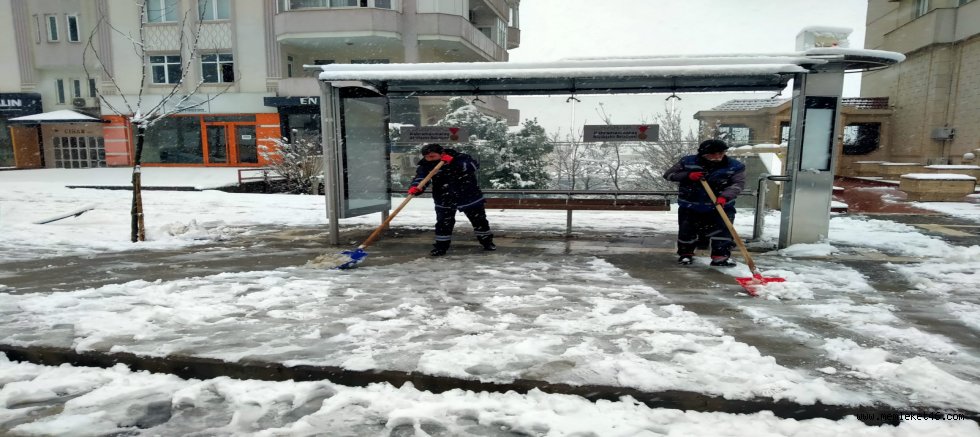 Büyükşehirden yaya yollarında kar temizliği