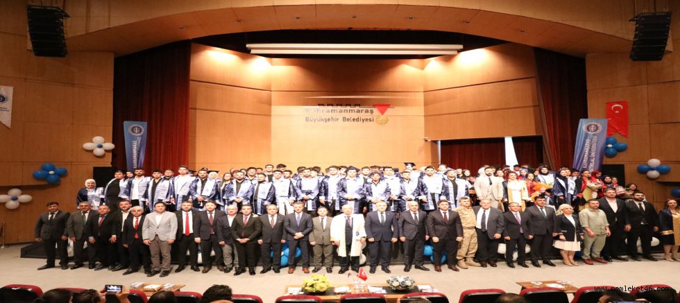 Kiü mezuniyet töreninde şehitlere saygı: kep atılmadı, müzik çalınmadı
