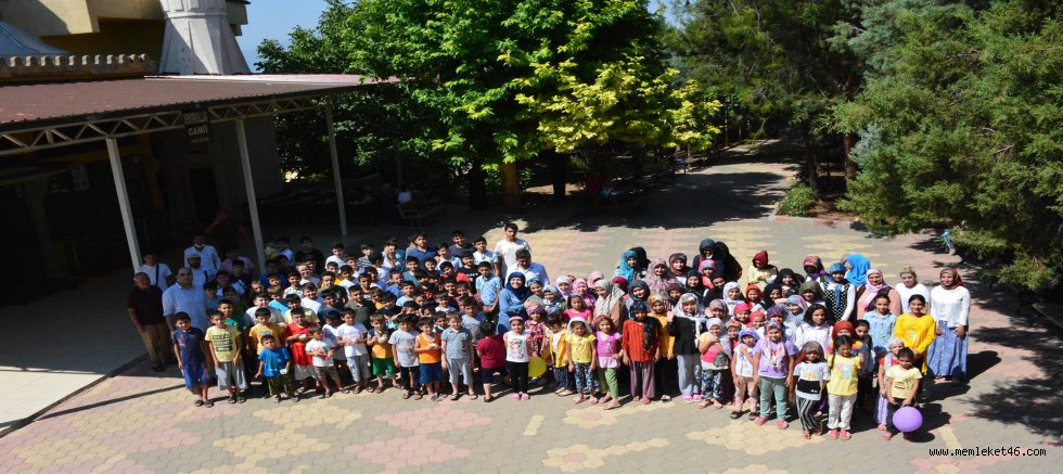 Kur’an kursu öğrencilerine gezici kütüphane sürprizi