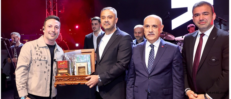 Onikişubat gençlik festivali’nin ilk konserinde oğuzhan koç sahne aldı