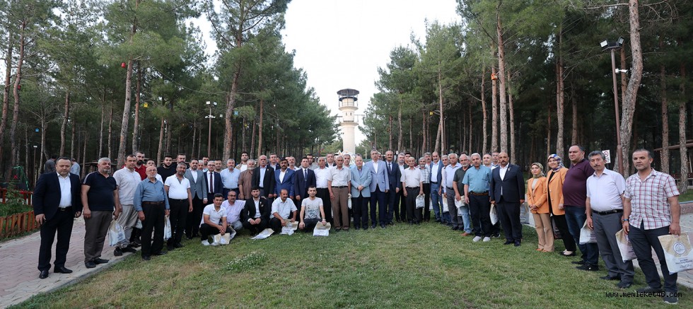 BAŞKAN OKAY BABA, SEVDİKLERİNİ SARAN ULU BİR ÇINARDIR