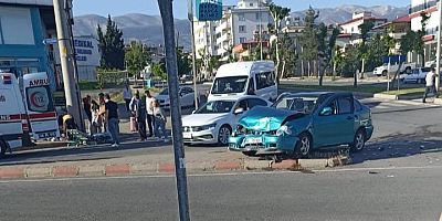 Kahramanmaraş’ta iki otomobilin çarpışması sonucu yaşanan trafik kazasında 4 kişi yaralandı.