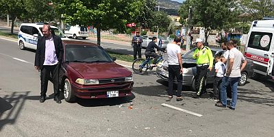 Kahramanmaraş’ta kavşakta iki otomobilin çarpışması sonucu yaşanan trafik kazasında 2 kişi yaralandı.