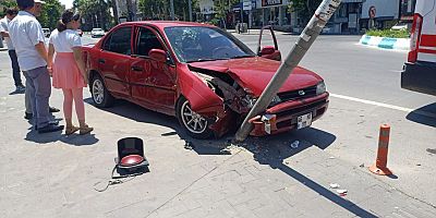 KAHRAMANMARAŞ’TA TİCARİ ARAÇ İLE OTOMOBİL ÇARPIŞTI: 2’Sİ ÇOCUK 3 YARALI 