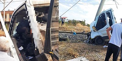 KAHRAMANMARAŞ’TA TREN HEMZEMİN GEÇİTTE KOMYONETE ÇARPTI: 1 ÖLÜ