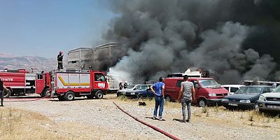 Kahramanmaraş’ta hurda araçların bulunduğu yediemin otoparkında yangın çıktı.