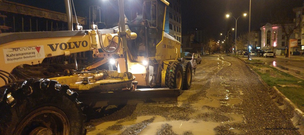 KAHRAMANMARAŞ BÜYÜKŞEHİR BOZULAN YOLLARI ONARIYOR