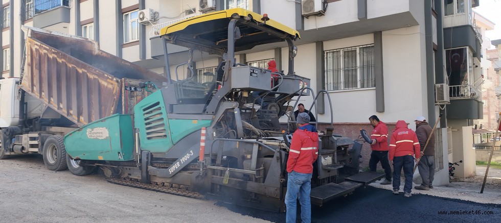 KAHRAMANMARAŞ BÜYÜKŞEHİR, DULKADİROĞLU YENİŞEHİR MAHALLESİ’NDE ASFALT SEFERBERLİĞİNİ SÜRDÜRÜYOR