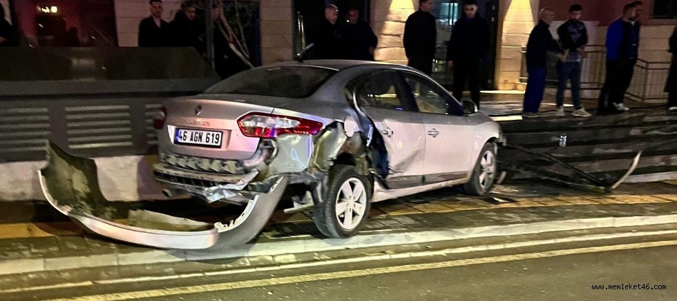 KAHRAMANMARAŞ’TA OTOMOBİL İLE HAFİF TİCARİ ARAÇ ÇARPIŞTI: 5 YARALI