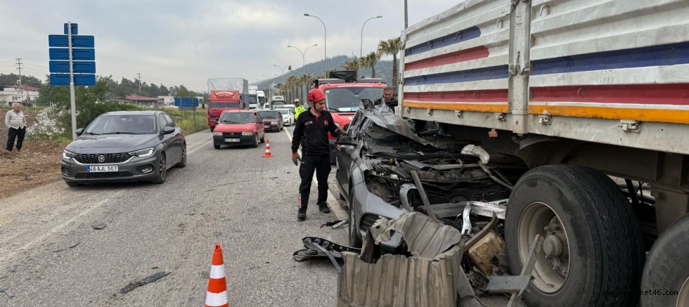 -KAHRAMANMARAŞ’TA OTOMOBİL TIRA OK GİBİ SAPLANDI