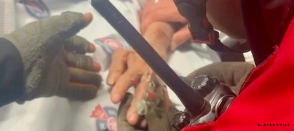 KAHRAMANMARAŞ’TA PARMAĞINA SIKIŞAN YÜZÜK İTFAİYE EKİPLERİNCE ÇIKARILDI