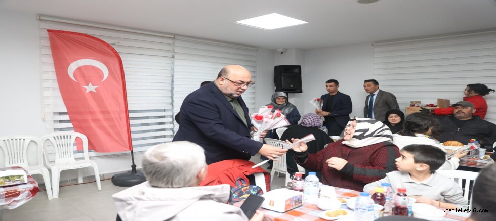 BAŞKAN AKPINAR, 8 MART’TA KADINLARA ÇİÇEK TAKDİM ETTİ, ENGELLİ VATANDAŞLARLA İFTAR SOFRASI’NDA BULUŞTU