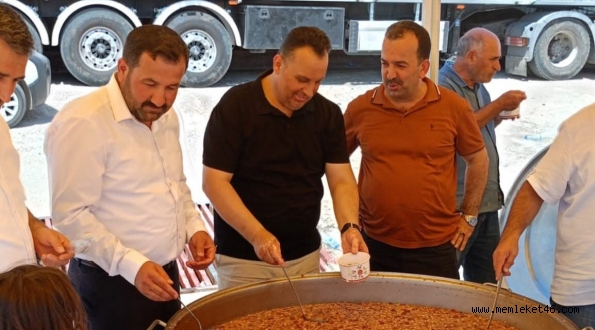 BAŞKAN HALİT ORHAN PAZARCIK'TA AŞURE DAĞITTI 