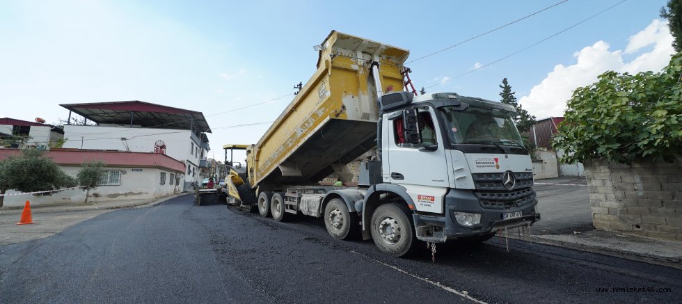 BÜYÜKŞEHİR’DEN DULKADİROĞLU ŞEYH ŞAMİL MAHALLESİ’NDE KESİNTİSİZ ASFALT MESAİSİ