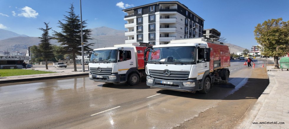BÜYÜKŞEHİR’DEN ELBİSTAN’IN CADDELERİNDE TEMİZLİK