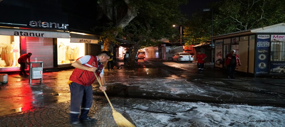 BÜYÜKŞEHİR’DEN TİCARET KALBİNDE KAPSAMLI TEMİZLİK