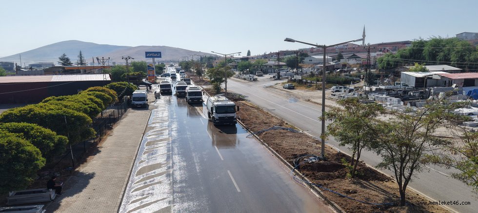 BÜYÜKŞEHİR EKİPLERİ AFŞİNBEY CADDESİ’NDE TEMİZLİK MESAİSİNDE