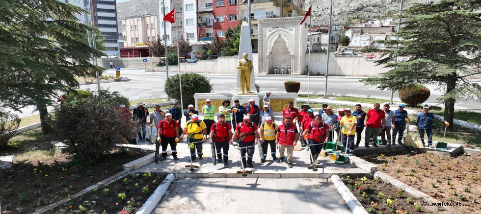 BÜYÜKŞEHİR’İN TEMİZLİK TİMİ ELBİSTAN’DA SAHADA