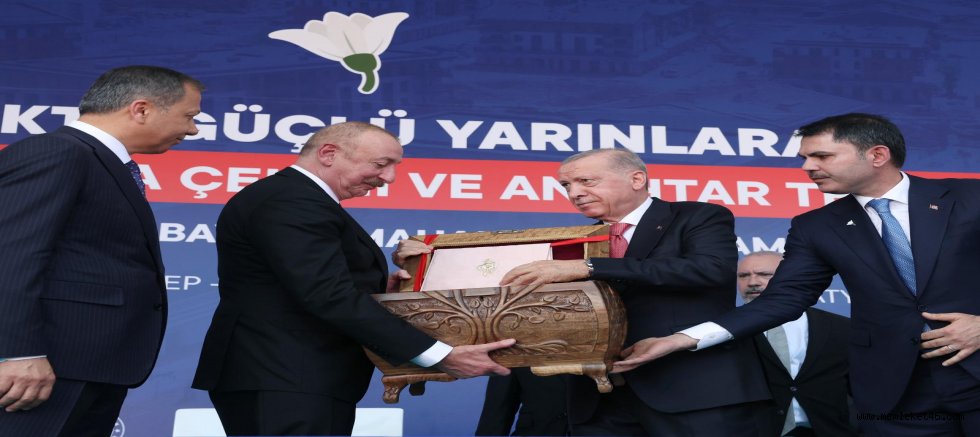 CUMHURBAŞKANI ERDOĞAN VE ALİYEV’E KAHRAMANMARAŞ’IN TESCİLLİ EL SANATLARI HEDİYESİ