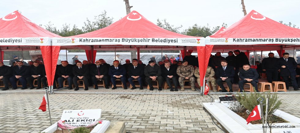DEPREM ŞEHİTLERİ KABRİ BAŞINDA DUALARLA YAD EDİLDİ