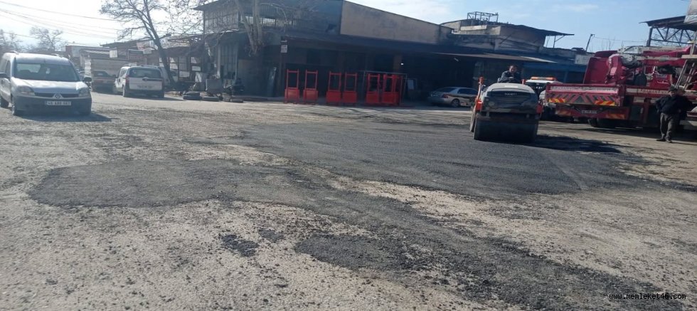 DULKADİROĞLU BELEDİYESİ SANAYİ SİTESİ’NDE ASFALT YAMA ÇALIŞMALARINI SÜRDÜRÜYOR