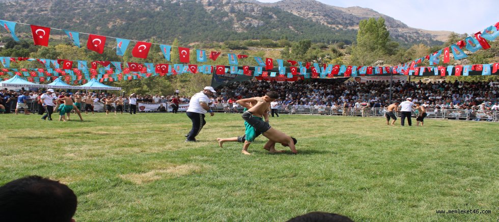 ER MEYDANINDA PEHLİVANLAR GEÇİDİ! 20 YIL SONRA KERTMEN’DE GÜREŞ COŞKUSU