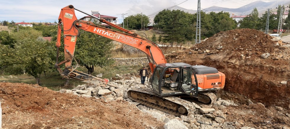 GÖKSUN KEKLİKOLUK’TA ULAŞIM GÜVENLİĞİ İÇİN YENİ KÖPRÜ MENFEZ İNŞA EDİLİYOR