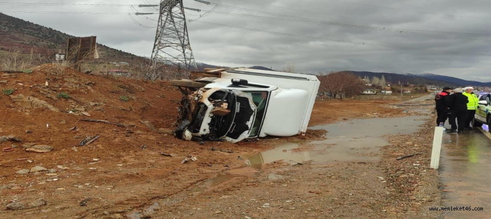 GÖKSUN’NDA KAMYONET DEVRİLDİ: 1 YARALI