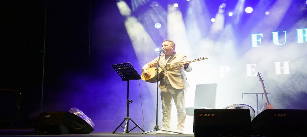 GÜÇLÜ VE PEHLİVAN SÖYLEDİ, MÜZİKSEVERLER EŞLİK ETTİ