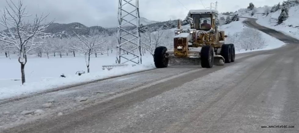 İLÇELERDE KAR TEMİZLİĞİ İÇİN KAHRAMANMARAŞ BÜYÜKŞEHİR SAHADA