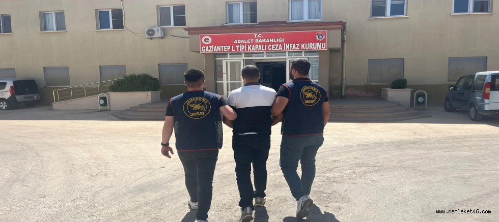 -JANDARMA DEDEKTİFLERİ GAZİANTEP'TE FİRARİ HÜKÜMLÜYÜ YAKALADI