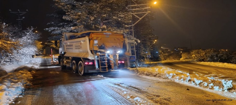 KAHRAMANMARAŞ BÜYÜKŞEHİR BELEDİYESİ, KAR YAĞIŞI İLE MÜCADELEYE GECE BOYUNCA DEVAM ETTİ