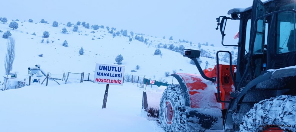 KAHRAMANMARAŞ BÜYÜKŞEHİR BELEDİYESİ , KUZEY İLÇELERDE 48 ARAÇLA KARLA MÜCADELESİNİ SÜRDÜRÜYOR