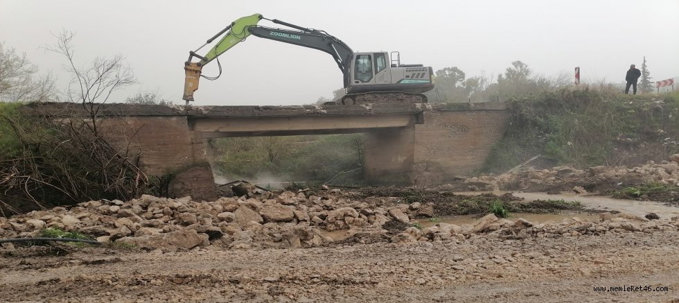 KAHRAMANMARAŞ BÜYÜKŞEHİR’DEN ULAŞIMI RAHATLATACAK HAMLE: ANDIRIN’A MODERN KÖPRÜ