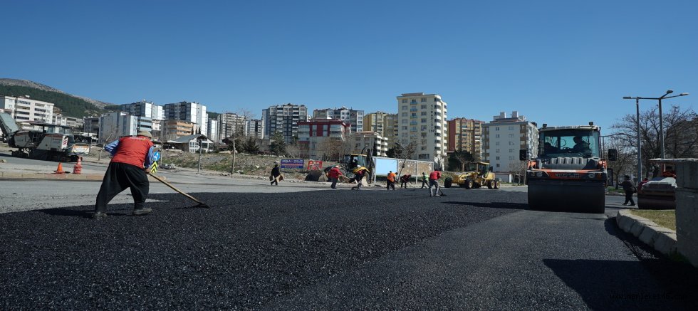 KAHRAMANMARAŞ BÜYÜKŞEHİR’İN ASFALT ÇALIŞMALARIYLA YOLLAR YENİLENİYOR
