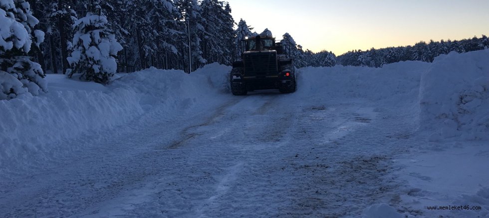 KAHRAMANMARAŞ BÜYÜKŞEHİR’İN KIRSALDA KARLA MÜCADELESİ KESİNTİSİZ SÜRÜYOR