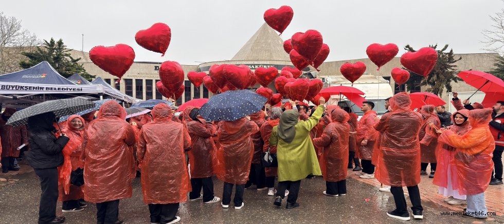 KAHRAMANMARAŞ OTİZM İÇİN YÜRÜDÜ MESAJLAR GÖKYÜZÜNE BIRAKILDI