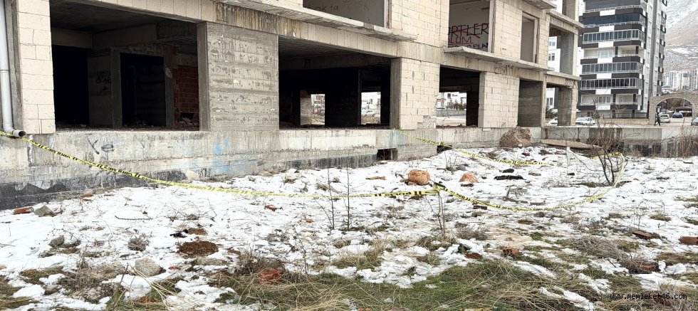 KAHRAMANMARAŞ’TA 18 YAŞINDAKİ GENÇ KIZ İNŞAATTAN ATLAYARAK HAYATINI KAYBETTİ