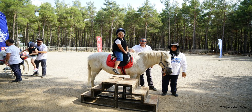 KAHRAMANMARAŞ’TA ÇOCUKLARA ÖZEL PONY ATLARLA BULUŞMA ETKİNLİĞİ