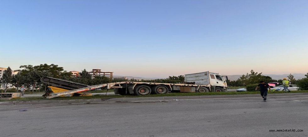 -KAHRAMANMARAŞ'TA FRENİ PATLAYAN TIR İLE OTOMOBİL ÇARPIŞTI: 2 YARALI