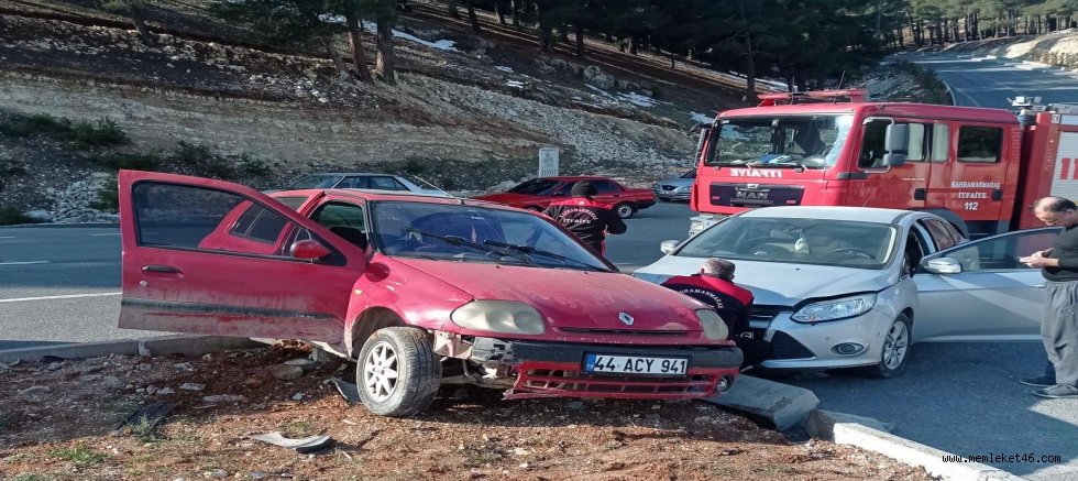 KAHRAMANMARAŞ’TA İKİ OTOMOBİL ÇARPIŞTI: 2 YARALI