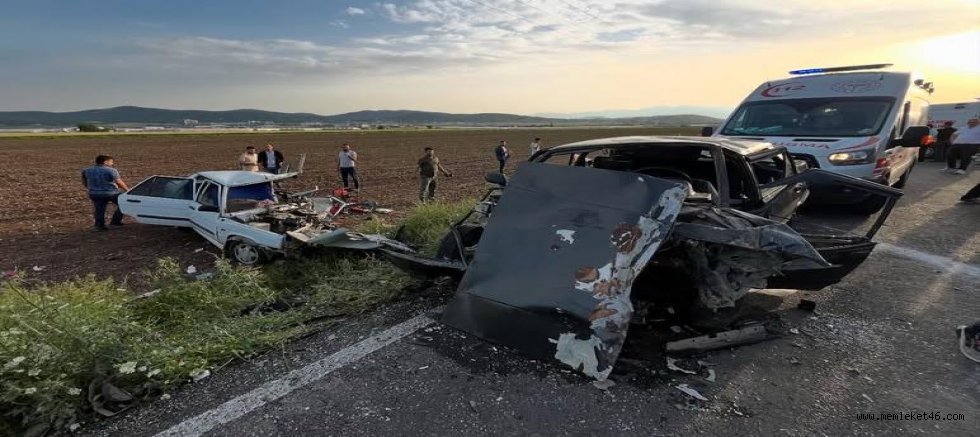 KAHRAMANMARAŞ’TA İKİ OTOMOBİL KAFA KAFAYA ÇARPIŞTI: 6 YARALI
