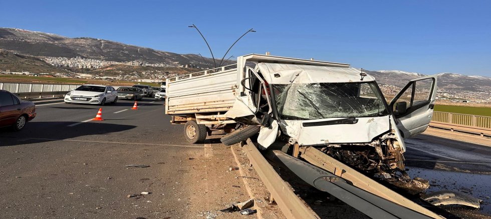 KAHRAMANMARAŞ’TA KAMYONET BARİYERE OK GİBİ SAPLANDI