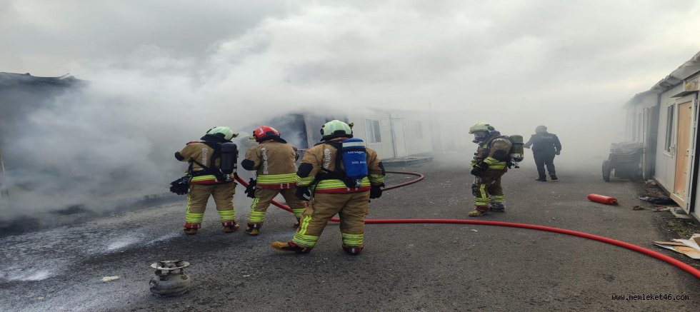 KAHRAMANMARAŞ’TA KONTEYNER YANGINI KORKUTTU