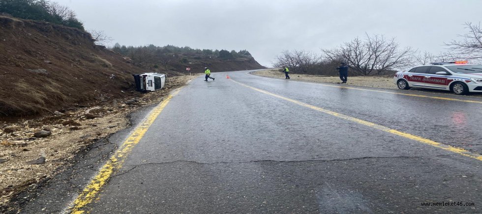 KAHRAMANMARAŞ’TA OTOMOBİL DEVRİLDİ: 3 KİŞİ YARALANDI