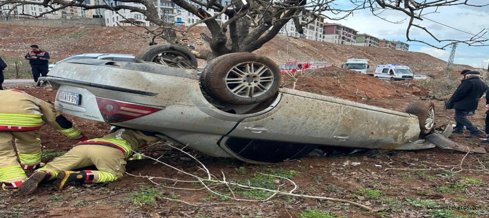 KAHRAMANMARAŞ’TA OTOMOBİL TAKLA ATTI: 2 YARALI