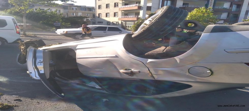 KAHRAMANMARAŞ’TA OTOMOBİL TERS DÖNDÜ: 2 YARALI