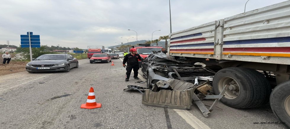 -KAHRAMANMARAŞ’TA OTOMOBİL TIRA OK GİBİ SAPLANDI