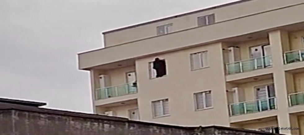 KAHRAMANMARAŞ’TA PENCEREDEKİ KADIN İÇİN EKİPLER HAREKETE GEÇTİ