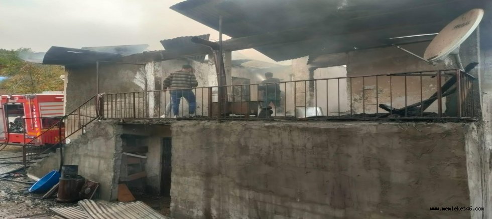 KAHRAMANMARAŞ’TA YANGIN BİR EVİ YOK ETTİ